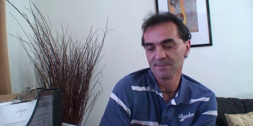 Мужик с пацанчиком трахают старую бабульку